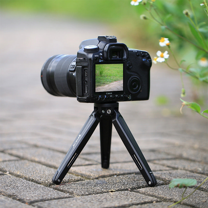Apple-Compatible Mini Metal Desktop Tripod for Mobile Phones